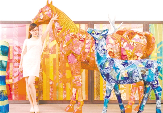 陳勵(lì)文用布料拼接制作的馬和鹿。