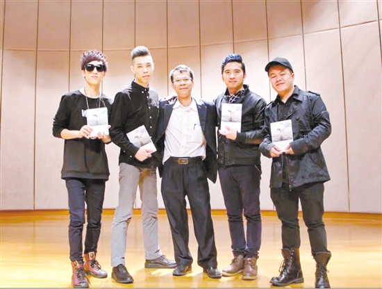 張啟雄與自己打造的桃花樂隊(duì)成員合影。