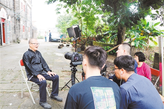 昨日，央視中文國際頻道《國家記憶》欄目攝制組到我市開啟《美國筑路華工》專題片的拍攝，以紀念華工在美國太平洋鐵路修建過程中作出的巨大貢獻。圖為攝制組采訪陳宜禧的孫子陳永常。諶磊