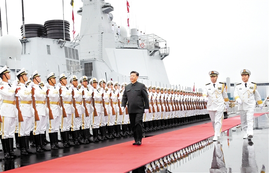 4月23日，在中國人民解放軍海軍70華誕之際，中共中央總書記、國家主席、中央軍委主席習近平出席在青島舉行的慶祝人民海軍成立70周年海上閱兵活動。圖為習近平檢閱海軍儀仗隊。新華社