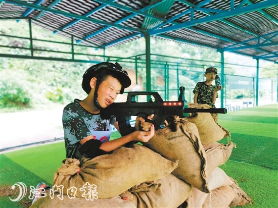 步槍精度射擊訓(xùn)練。