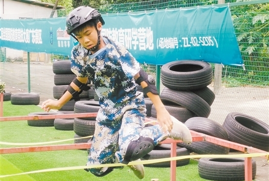 選手在進(jìn)行越障訓(xùn)練。