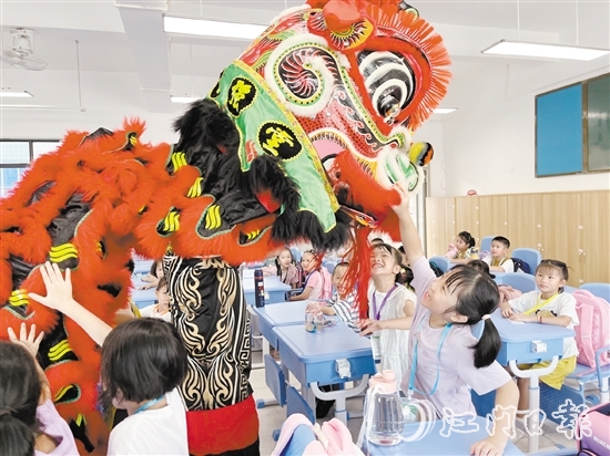 鶴山一中附小邀請醒獅隊到課室送祝福，學(xué)生與醒獅進(jìn)行互動。陳佩筠