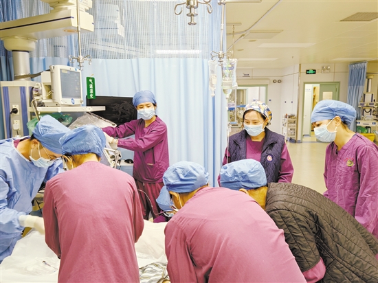 醫(yī)護(hù)人員圍著熱射病患者搶救。