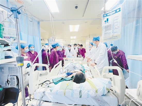 專家教授查房。