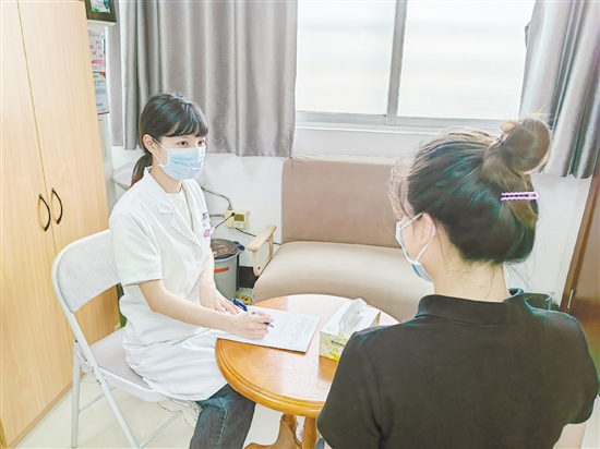 心理治療師為青少年進(jìn)行心理治療。