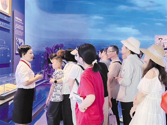 暑假期間，中國僑都華僑華人博物館吸引眾多游客游覽。