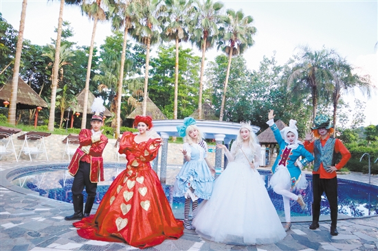 暑假期間，不少溫泉景區(qū)推出劇場表演，吸引廣大游客。