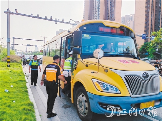 江門市輕騎兵交通志愿服務(wù)隊(duì)志愿者和交警走上校車開展交通安全宣傳。