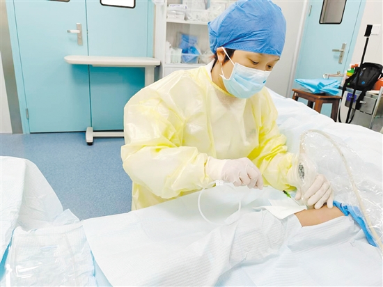 為患者進(jìn)行超聲引導(dǎo)下PICC置管術(shù)。