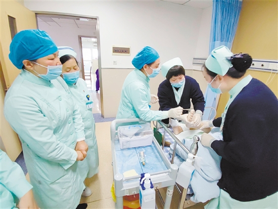 進(jìn)行糖尿病足換藥護(hù)理。