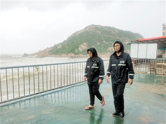 風(fēng)急浪高，北陡鎮(zhèn)工作人員加強(qiáng)對野灘的巡查力度。趙可義