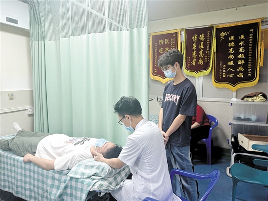 越來越多年輕人青睞中醫(yī)推拿。