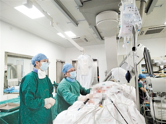 醫(yī)生為患者施行心外膜室速射頻消融術(shù)。