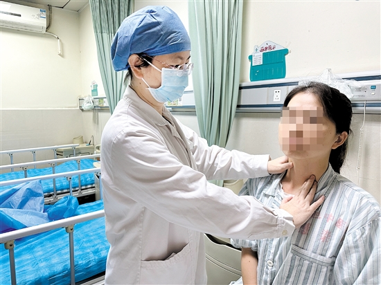 醫(yī)生幫患者檢查甲狀腺。