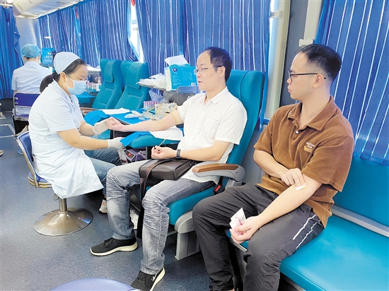 熱心市民積極捐獻(xiàn)熱血。