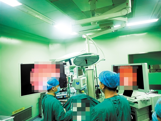 醫(yī)生為患者進(jìn)行手術(shù)治療。