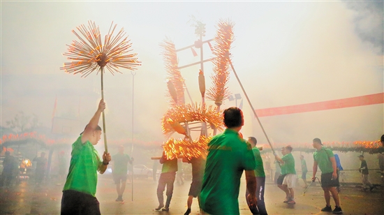 伴隨著鑼鼓聲，北坎村點燃香枝的火龍正在追逐“龍珠”。