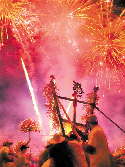 隔朗村火龍節(jié)現(xiàn)場，香火龍與煙花相襯，十分吸睛。