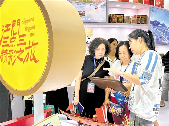 工作人員向觀眾介紹文創(chuàng)產(chǎn)品。