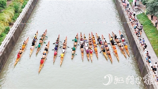 中秋假期，外海街道開展五人艇爭(zhēng)霸賽訓(xùn)練賽，吸引群眾駐足觀賽。劉瓊