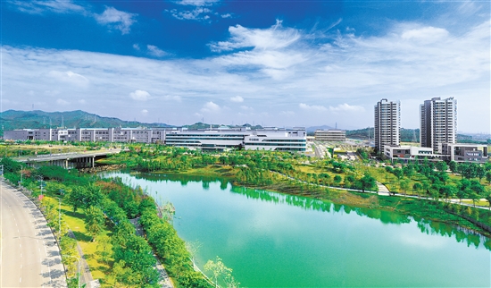 新會智造產(chǎn)業(yè)園鳳山湖園區(qū)納入江門市大型產(chǎn)業(yè)集聚區(qū)北組團范圍，是中歐（江門）中小企業(yè)國際合作區(qū)的重要組成部分，同時納入省產(chǎn)業(yè)轉(zhuǎn)移工業(yè)園管理，已落戶項目7個（投試產(chǎn)項目4個），2023年實現(xiàn)規(guī)上工業(yè)產(chǎn)值約22.65億元。