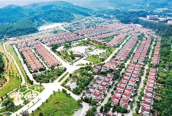 2023年，會城街道奇榜村集體收入突破6000萬元。圖為奇榜新村按園林小區(qū)模式整體規(guī)劃、統(tǒng)一標準建設(shè)的401幢農(nóng)民別墅。