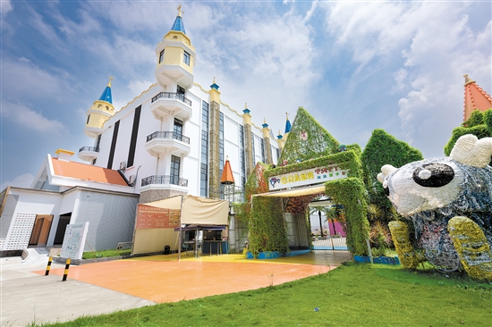 雙水鎮(zhèn)巴貝高親子樂園由江門市巴貝高農(nóng)業(yè)有限公司投資1.2億元盤活雙水龍脊村土地打造的農(nóng)旅綜合體（雙水迪士尼），它將親子娛樂、住宿、培訓與創(chuàng)意農(nóng)業(yè)、農(nóng)事體驗、田園社區(qū)有機結(jié)合,