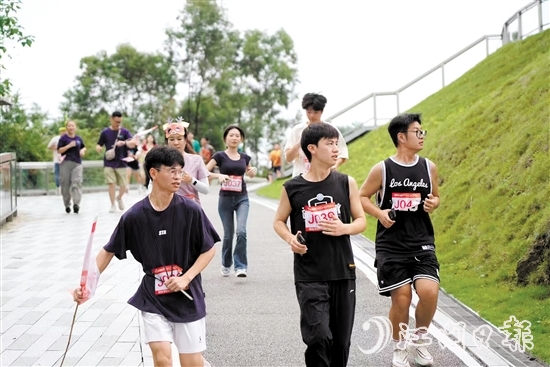 活動(dòng)中，江海市民通過奔跑傳遞愛心。受訪者供圖