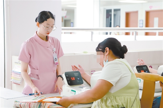 醫(yī)護人員對孕婦進行相關(guān)檢查。