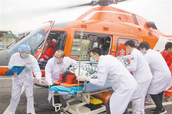2017年，全市首例“空中120”急救病人成功轉(zhuǎn)運。