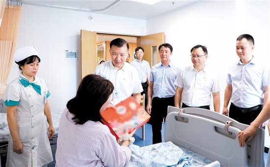 江門市人民醫(yī)院領(lǐng)導(dǎo)探望患者。