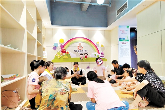 “向日葵親子小屋”定期開放公益課。