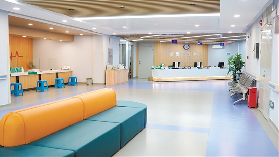 江門市第二人民醫(yī)院寬敞明亮、布局清晰的健康管理中心。
