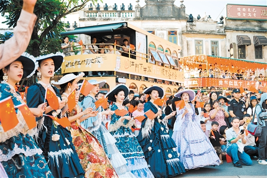 “萬(wàn)千赤子歌祖國(guó)”等活動(dòng)吸引了大家熱情參與，現(xiàn)場(chǎng)氛圍感拉滿。