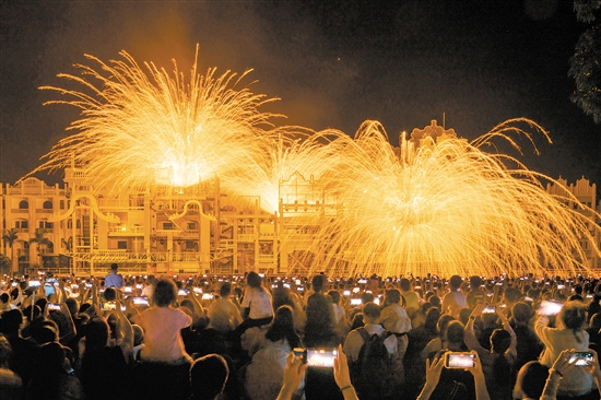 精彩的“火秀”表演讓人嘆為觀止。