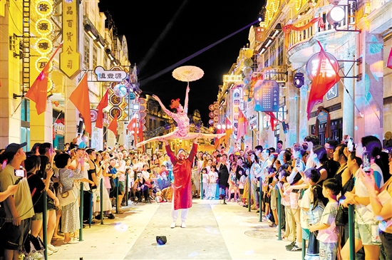 在赤坎華僑古鎮(zhèn)，精彩的節(jié)目讓游客流連忘返。