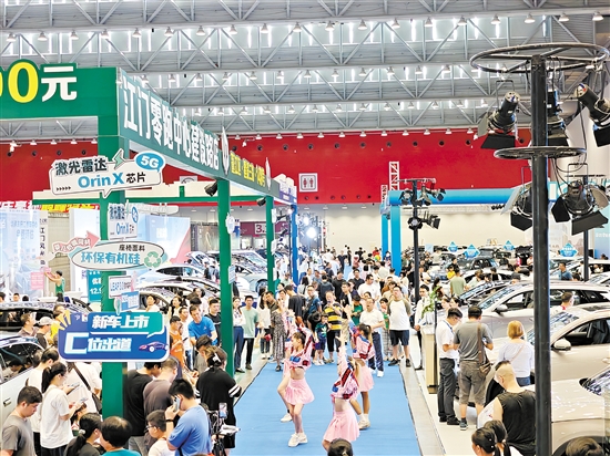 在2024江門“十一”國際車展現(xiàn)場，人們忙著挑選心儀的靚車。