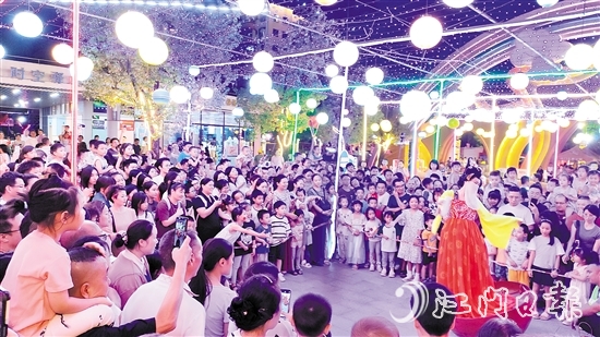 白水帶繽紛樂園內(nèi)，精彩節(jié)目層出不窮，吸引游客觀看。受訪者供圖