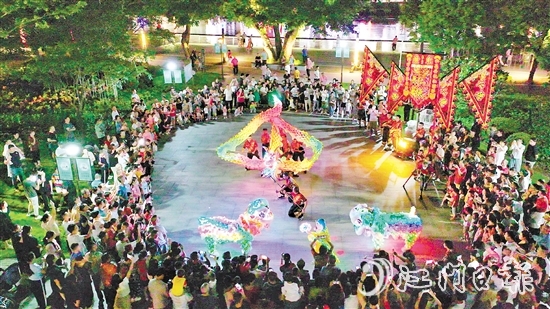 夜光龍?jiān)谝箍罩蟹v，金光閃閃，威武霸氣。付師華