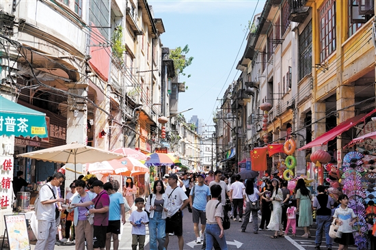 國慶假期，長堤歷史文化街區(qū)游人如織。