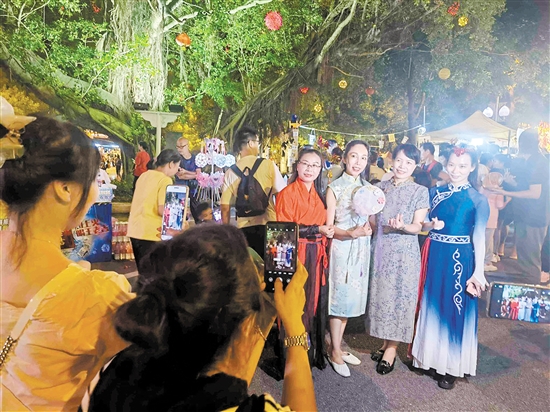 圭峰山重陽文化創(chuàng)意集市的舉辦更添濃厚節(jié)日氣氛。