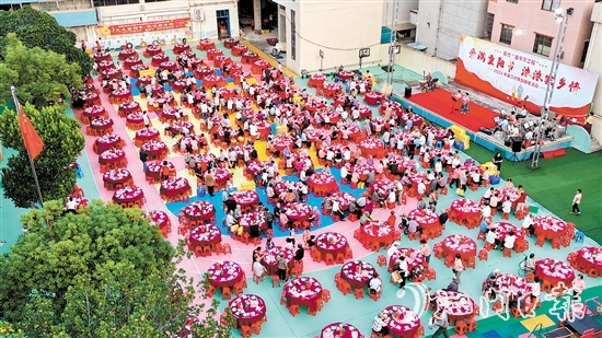 外海街道麻三村開展慈善敬老宴，現(xiàn)場十分熱鬧。