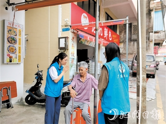 在江海，尊老敬老愛老蔚然成風(fēng)。圖為志愿者為老人提供幫助。