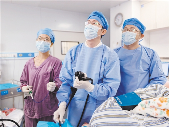 消化內(nèi)科團(tuán)隊(duì)成功為患者微創(chuàng)切除胃底腫瘤。