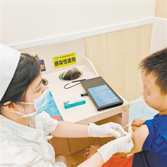 醫(yī)護人員為孩子接種流感疫苗。