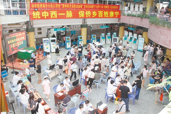 義診活動現(xiàn)場人頭攢動。