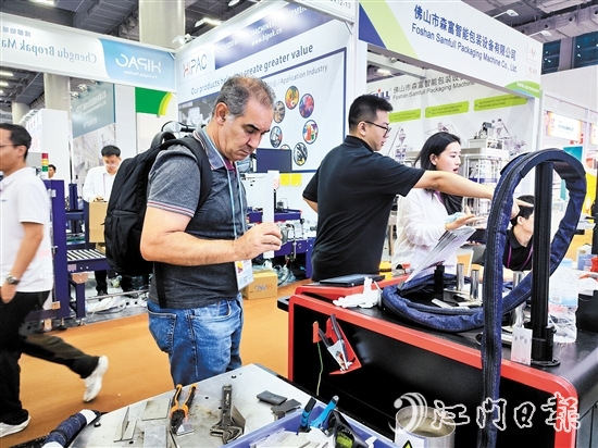 國(guó)外客商在安德激光展位參觀。