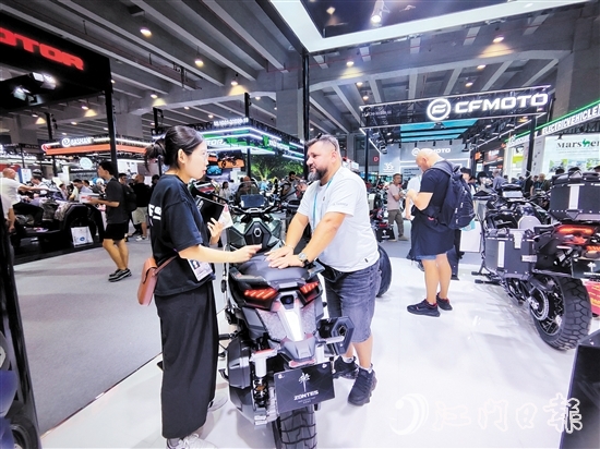 國(guó)外客商正在咨詢(xún)大冶摩托的新品。