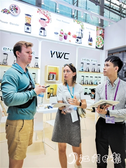 國(guó)外客商在裕威倡電器展位咨詢(xún)產(chǎn)品。